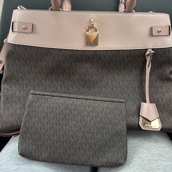 𝐌𝐈𝐂𝐇𝐀𝐄𝐋 𝐊𝐎𝐑𝐒 𝐋𝐀𝐑𝐆𝐄 𝐆𝐑𝐀𝐌𝐄𝐑𝐂𝐘 𝐓𝐎𝐓𝐄 & 𝐖𝐑𝐈𝐒𝐓𝐋𝐄𝐓 - Picture 10 of 10